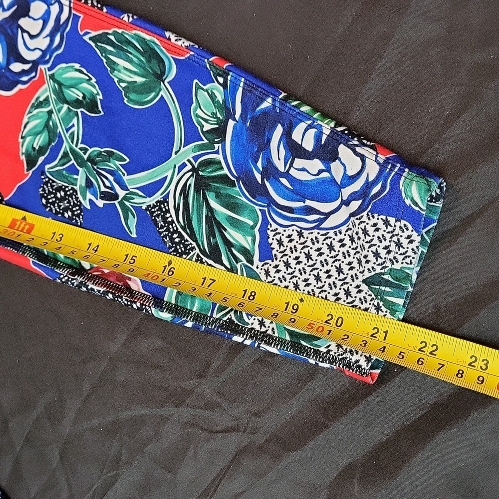 Betsey Johnson Floral Cropped Leggings - Picture 6 of 11